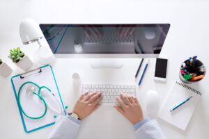 medico al computer