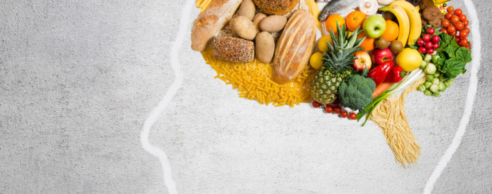 uomo con alimenti nella testa